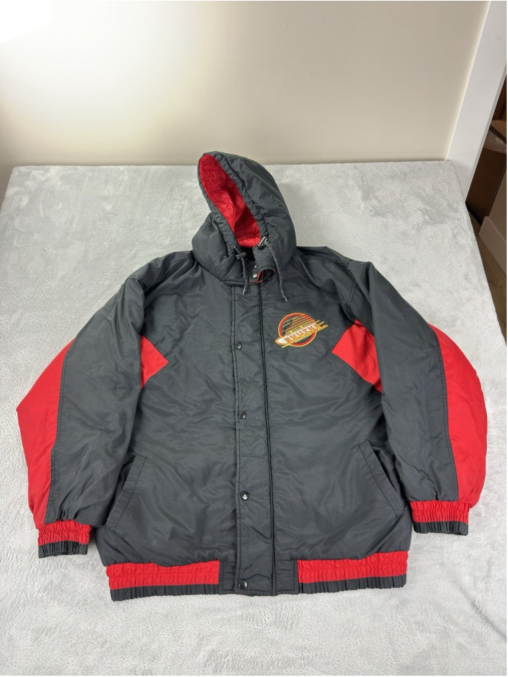 Vintage Chalk Line Men's Size Large Vancouver Canucks Embroidered Hooded Jacket